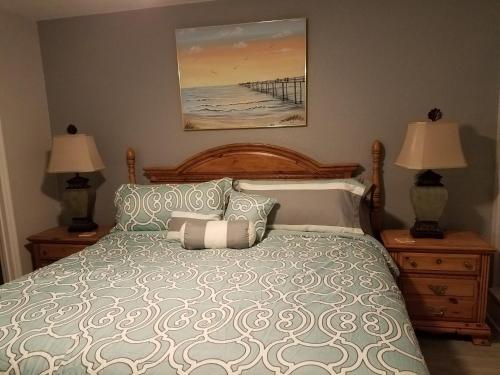En eller flere senge i et værelse på 2BR/1BA Sienna Park Apartment