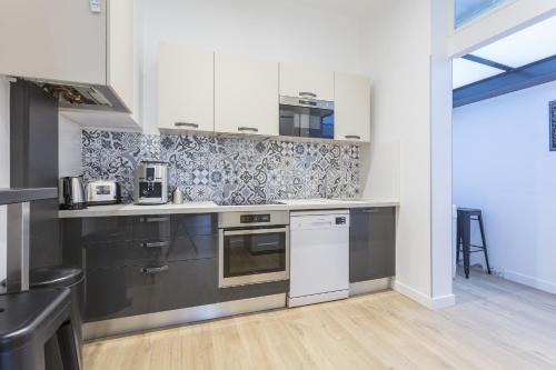 - une cuisine équipée d'appareils en acier inoxydable dans l'établissement Gare Saint Roch - Podshare, à Montpellier