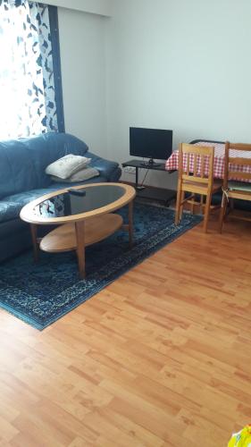 sala de estar con sofá y mesa de centro en Karijoen Helmi, en Karijoki