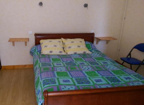 ドル・ド・ブルターニュにあるChambres Cardequinのベッドルーム1室(緑と青のキルトのベッド1台付)