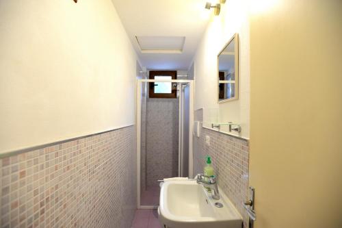 a bathroom with a sink and a mirror at La Mimosa in Forte dei Marmi