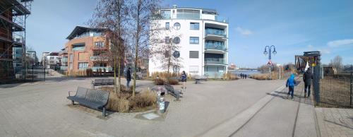 a park with a tree and a white building at Aaron - Privatunterkunft in Magdeburg