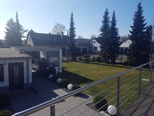 a view of a yard with a house at Häuslinger Ferienwohnung in Erlangen