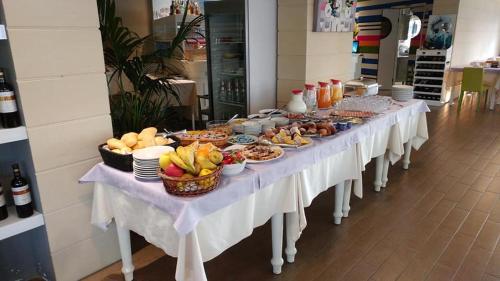 een buffet van tafels met eten erop bij Hotel Ristorante Fortuna in Cavallino-Treporti
