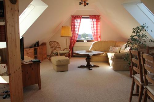 a living room with a couch and a table at Ferienwohnung Hamberge in Hamberge