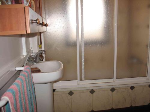 a bathroom with a shower and a sink at Bonito bungalow con jardín en playa Nerga in Hio