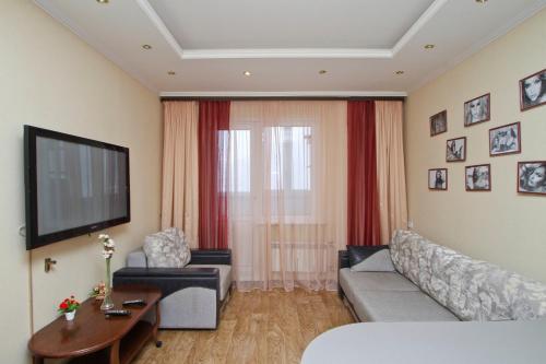 スルグトにあるSurgut Apartments on Krylova 26のリビングルーム(ソファ、薄型テレビ付)