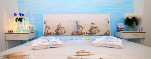 una habitación con toallas y otros artículos sobre una mesa en Aria di Mare, en Donnalucata