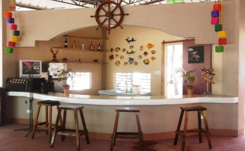 eine Bar in einem Zimmer mit Hockern um sie herum in der Unterkunft Adventure Camp Beach Resort in Sablayan