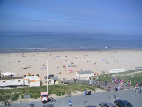 an overhead view of a beach with people on it at Zomerhuis Tuls in Egmond aan Zee