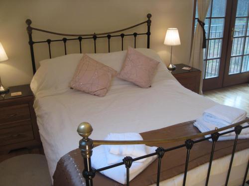 カランダーにあるGlenvarlochのベッド(白いシーツ、枕2つ付)