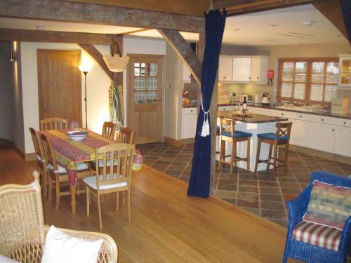 カランダーにあるGlenvarlochのキッチン、リビングルーム(テーブル、椅子付)