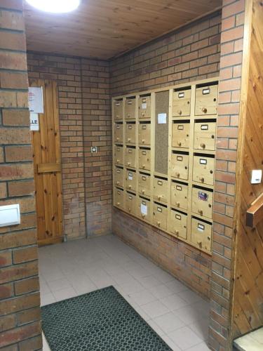 Cette chambre en briques dispose de casiers et d'un mur en briques. dans l'établissement Flaine Forum i1 Cassiopée Duplex Mezzanines & Terrasse, à Flaine