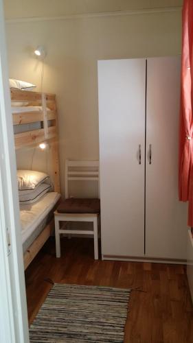 a room with two bunk beds and a closet at Sjönära Ullared in Ullared