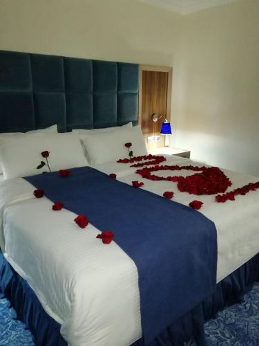 Postel nebo postele na pokoji v ubytování Swiss Blue serviced Apartments- Al Zahra