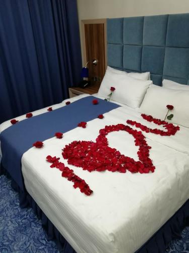Postel nebo postele na pokoji v ubytování Swiss Blue serviced Apartments- Al Zahra