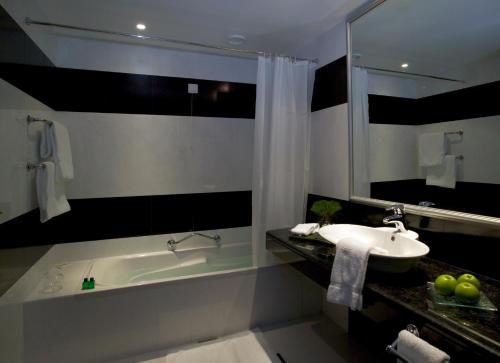 
Een badkamer bij Pestana Carlton Madeira Ocean Resort Hotel
