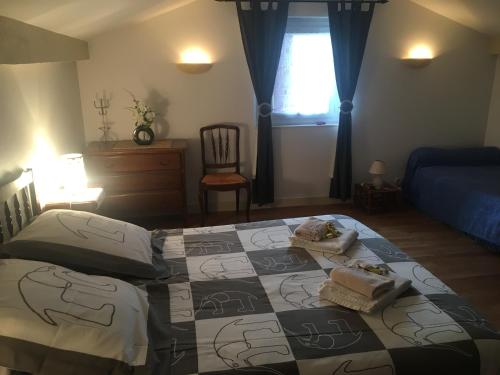 um quarto com uma cama com uma colcha em Barnetche em Villefranque