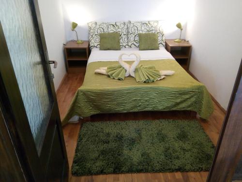 1 dormitorio con 1 cama con 2 toallas en Guesthouse Pavličić en Drežnik Grad