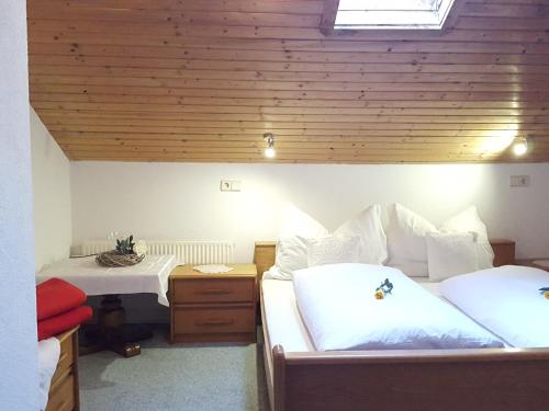 Zimmer mit 2 Betten, einem Schreibtisch und einem Tisch in der Unterkunft Hackeihof in Achenkirch