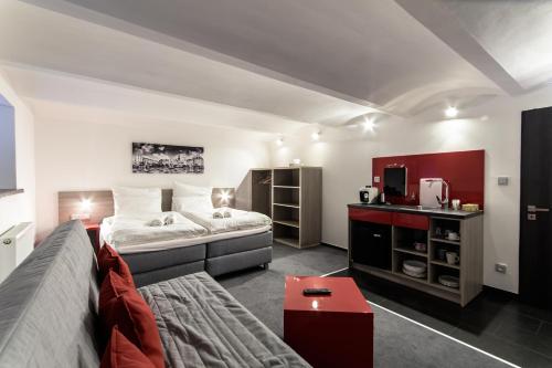 ein Schlafzimmer mit einem Bett und einem Sofa in einem Zimmer in der Unterkunft SILESIA Residence in Ostrava