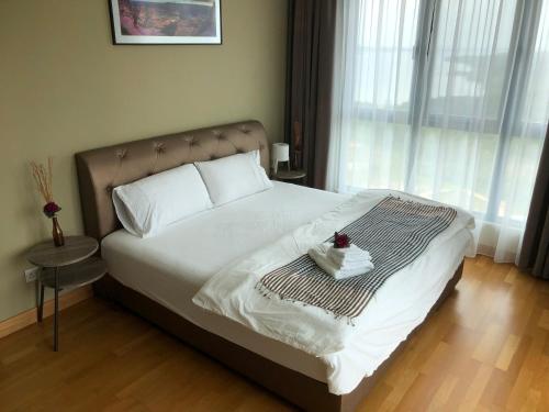 1 dormitorio con 1 cama con mesa y ventana en Teega Residence @ Cosy Seafront Living, en Nusajaya