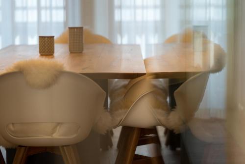 a wooden table with two chairs and a wooden table with at Alblerhof Oberstdl in Innervillgraten