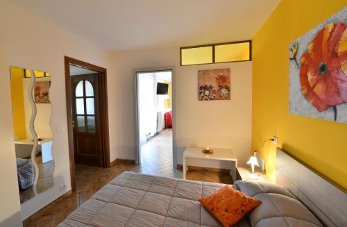 A seating area at Le Palme Sona