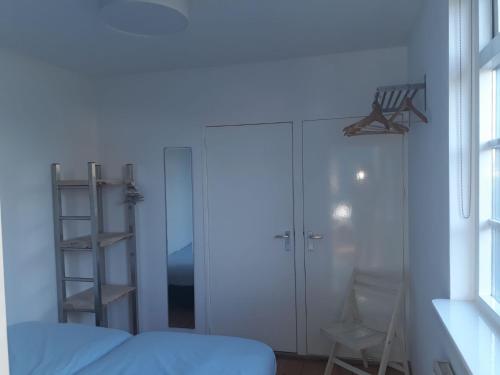 グルートにあるde Vrijheidのベッド、はしご、クローゼットが備わる客室です。