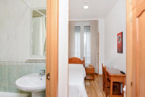 Ένα μπάνιο στο Hostal Biarritz