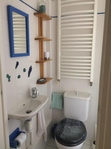 une petite salle de bain avec toilettes et lavabo dans l'établissement Villa Castelet, à Dinard