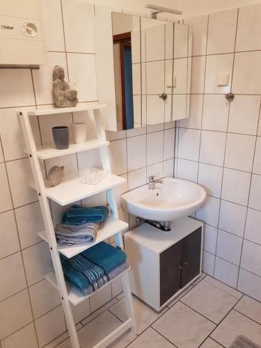 a bathroom with a sink and a mirror at Ferienwohnung Veit in Essen