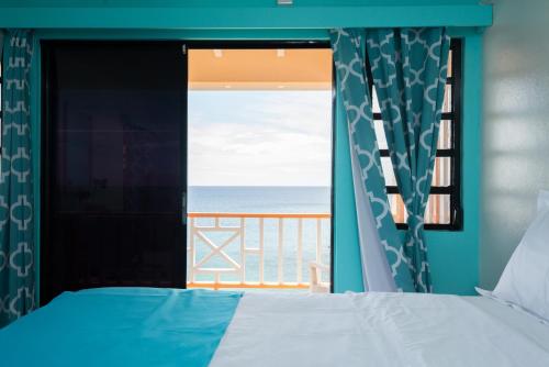 Llit o llits en una habitació de Bird Rock Beach Hotel