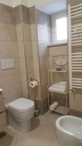 y baño con aseo blanco y lavamanos. en Monolocale turistico Valentini, en Albano Laziale