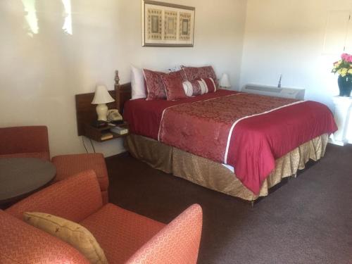 Katil atau katil-katil dalam bilik di Rustic Motel Rolla