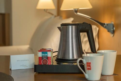 a coffee pot and two cups on a table at Carlemany Girona in Girona