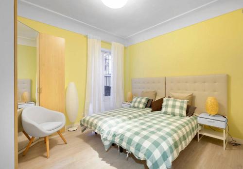 マドリードにあるTop Confort-Calle Mayorのベッドルーム1室(ベッド1台、椅子、窓付)