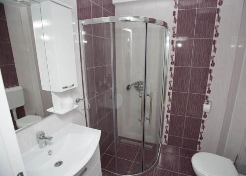 トレビニェにあるApartment Markoのシャワー、洗面台、トイレ付きのバスルーム
