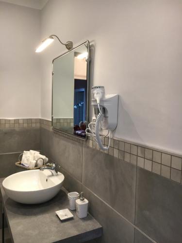 ein Badezimmer mit Waschbecken und Spiegel in der Unterkunft La Casa di Chicca & Paolo in La Spezia