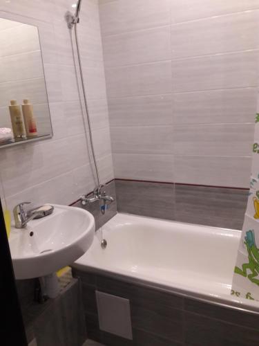 y baño con lavamanos, bañera y lavamanos. en Apartment Prem'yer, en Cherkasy