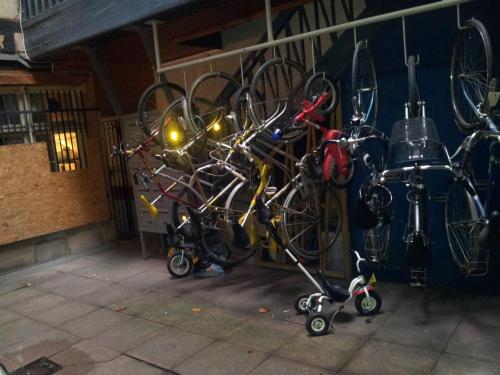 Um monte de bicicletas estão penduradas numa parede. em Cathédrale em Estrasburgo