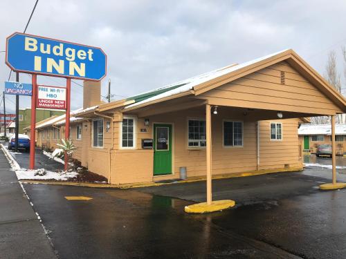 a building with aurger inn sign in front of it at Budget inn in Portland