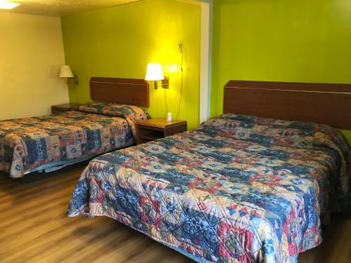ein Hotelzimmer mit 2 Betten und grünen Wänden in der Unterkunft Budget inn in Portland