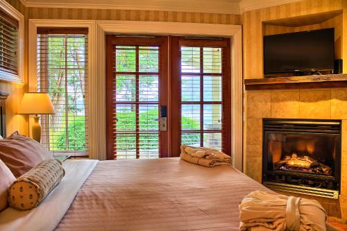 Tempat tidur dalam kamar di Poets Cove Resort & Spa