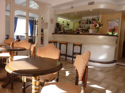 De lounge of bar bij Cit'Hotel de La Vallée