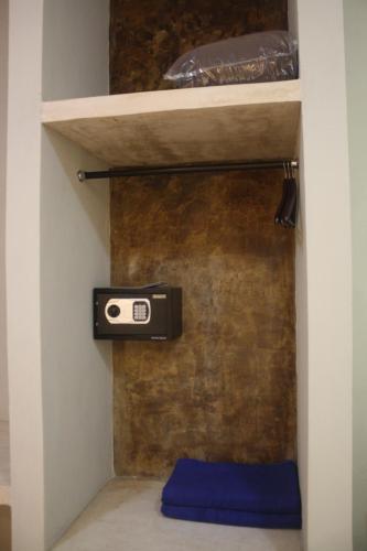 a camera on a shelf in a room at Casa Sisal Valladolid Yuc in Valladolid