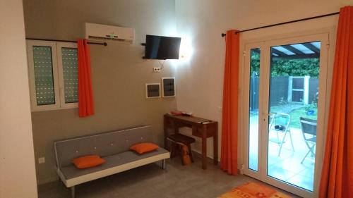 a living room with a door to a patio at Rêve créole in Deshaies
