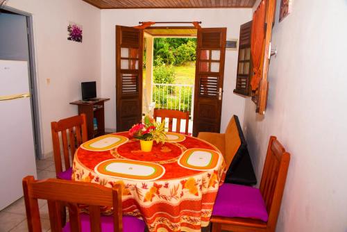 Posezení v ubytování Les Fleuris 972