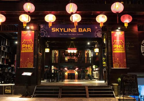 a building with a sign that reads skipine bar at night at Phu House in Phu Quoc