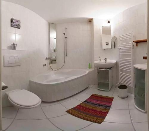 ein Badezimmer mit einer Badewanne, einem WC und einem Waschbecken in der Unterkunft Wohnen im gemütlichem Ambiente in Bremen